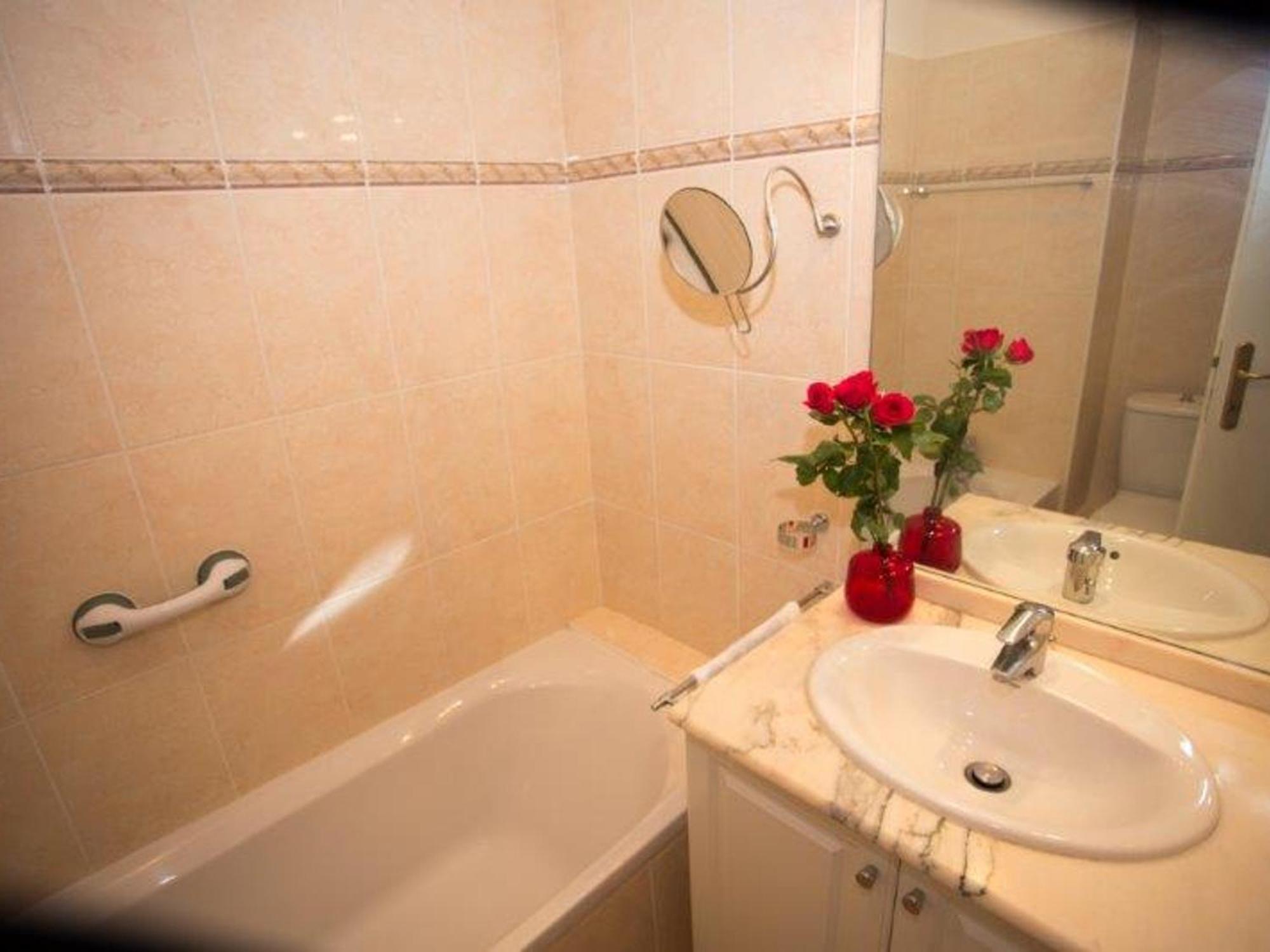 Climatise En Centre-ville, Proche Plages, Avec Grande Terrasse Au Calme - Fr-1-196-362 Appartement Menton